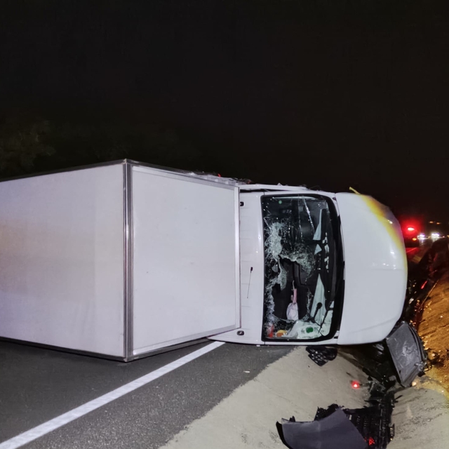 Bariyerlere çarpıp devrilen kamyonetin sürücüsü yaralandı
