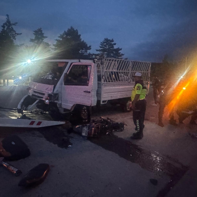 Kamyonet ile çarpışan motosiklet sürücüsü yaşamını yitirdi