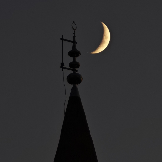 Bitlis'te gökyüzündeki hilal ile minaredeki hilal aynı karede