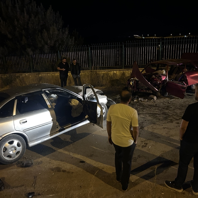 Sivas'ta iki otomobil çarpıştı: 6 yaralı