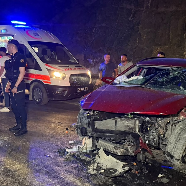 Hakkari'de otomobiller çarpıştı; 2'si ağır 7 yaralı