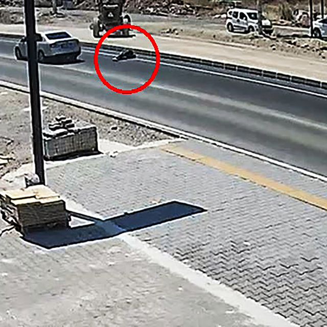 Kamyonetin çarptığı yaya ağır yaralandı; 16 yaşındaki sürücü gözaltında