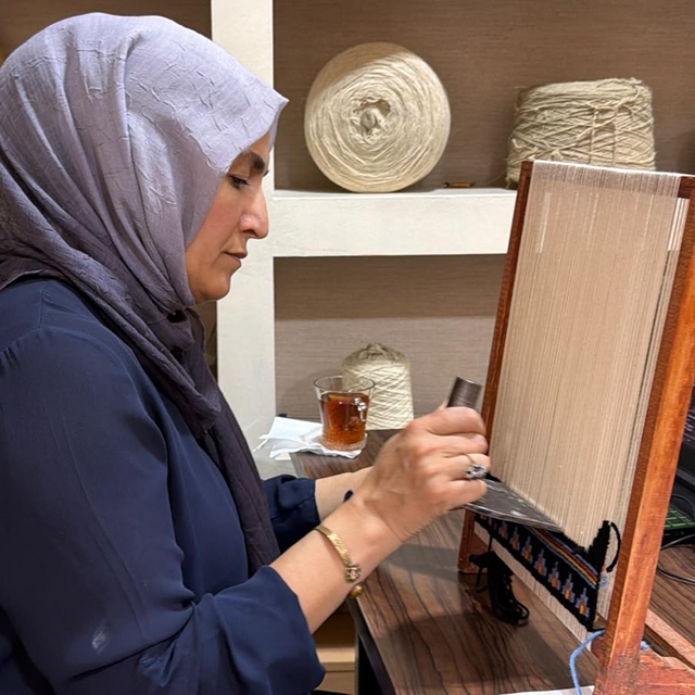 Minyatür tezgahlarla dokuma sanatını gençlere aktarıyor
