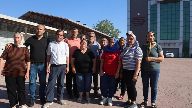 Üniversite hastanesinde yaşanan cenaze karışıklığını ölen vatandaşın kardeşinin diş detayı ortaya çıkardı
Ağabeyinin cenazesi karıştırılan Mahmut Kırlangıç: "Cenazeye son kez baktığımızda benim abimin dişleri bembeyazdı ama aldığımız cenazedeki adamın dişleri yoktu"