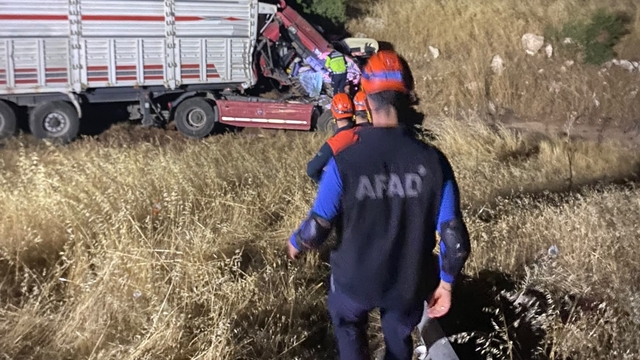 Kahramanmaraş'ta kamyon tıra arkadan çarptı: 1 yaralı
