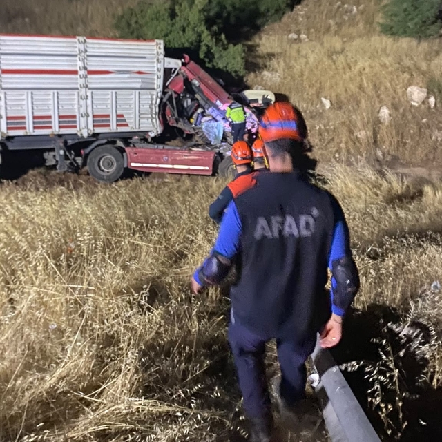 Kahramanmaraş'ta kamyon tıra arkadan çarptı: 1 yaralı