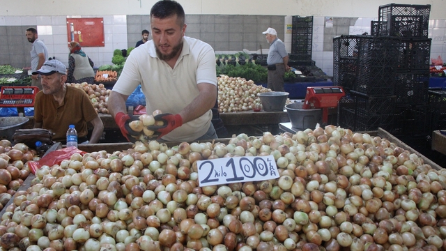 Aşırı yağışlar, soğanın dengesini bozdu
"Msır'dan soğan ithal edilmesine karşıyız, ay sonunda bollaşacak"
Soğanın fiyatı bir yılda 10 katına çıktı
"Bu süreçte insanımız fırsatçılık yapıyor"