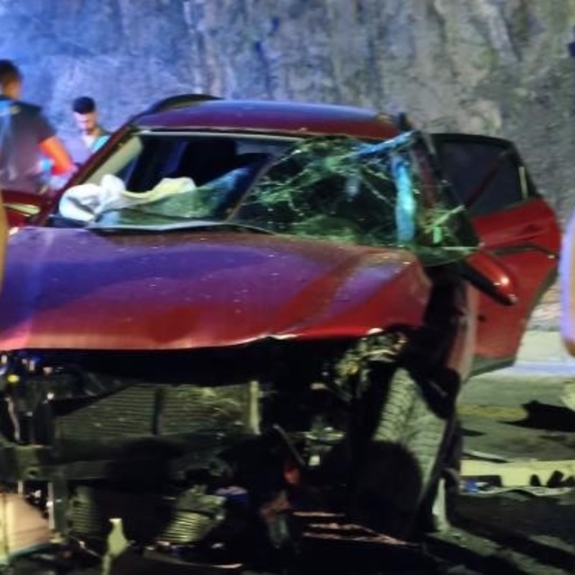 Hakkari'de otomobiller kafa kafaya çarpıştı: 7 yaralı