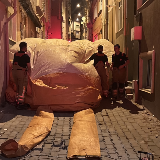 Çatıya çıkan şahıs, polisin bir saatlik ikna çalışmasıyla indirildi
