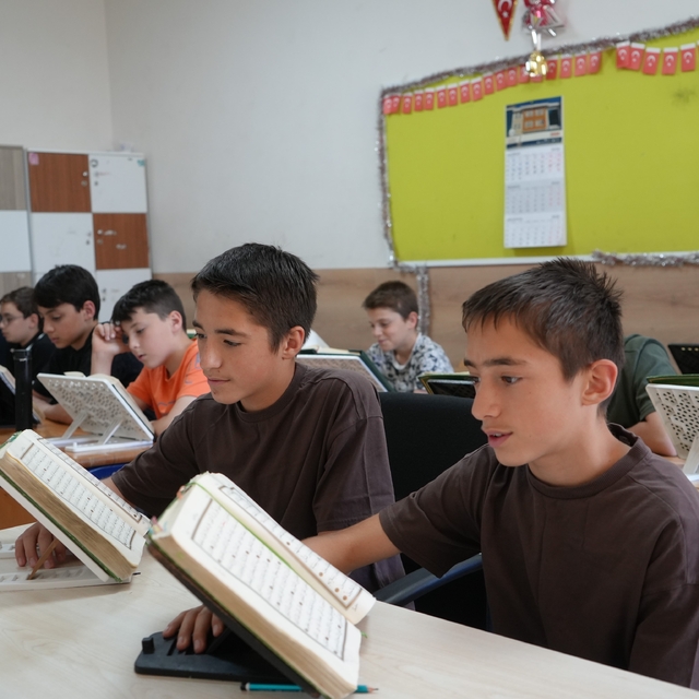 13 yaşındaki ikiz kardeşler birlikte Kur'an-ı Kerim'i ezberleyerek hafız ol...