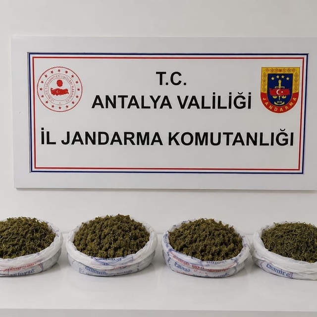 Evde yapılan aramada 1 kilo 979 gram kubar esrar ele geçirildi
