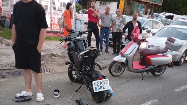 Otomobile arkadan çarpan motosiklette 2 kişi yaralandı
