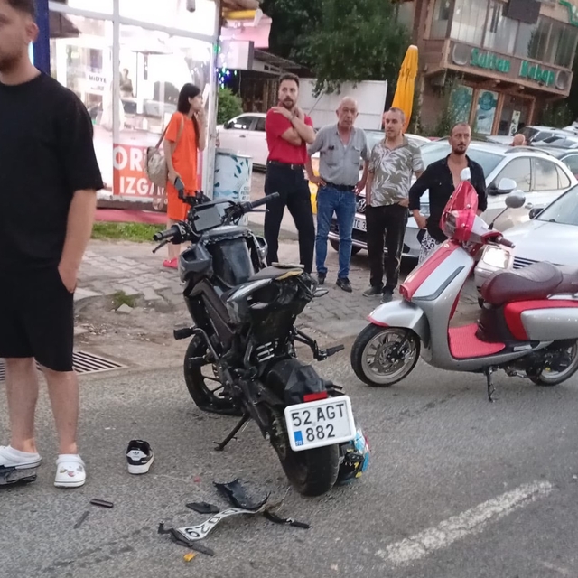 Otomobile arkadan çarpan motosiklette 2 kişi yaralandı