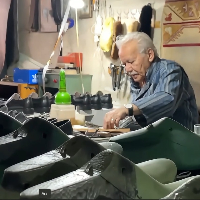 9 yaşında çırak olarak başladığı mesleğinde 63 yıldır ayakkabı tamir edip,...
