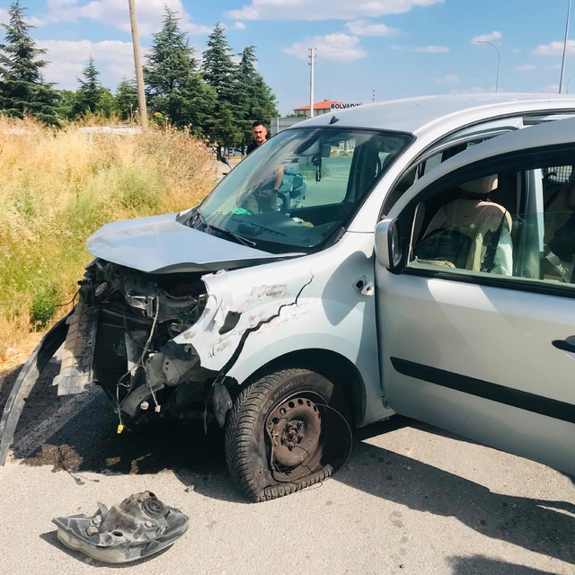 İki otomobilin çarpıştığı kazada 4 kişi yaralandı
