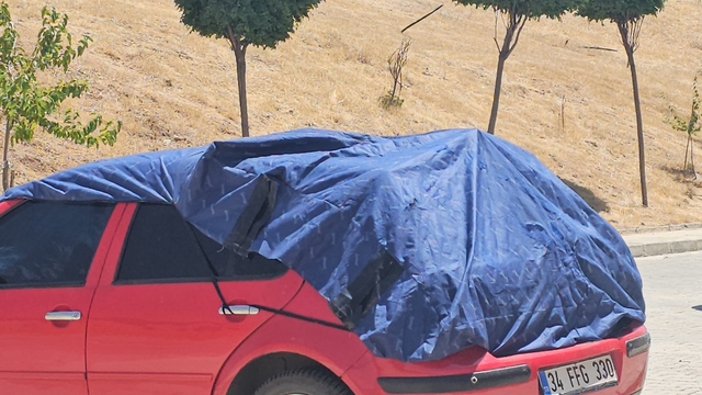 Elazığ'da araç sahiplerinden güneşe karşı önlem