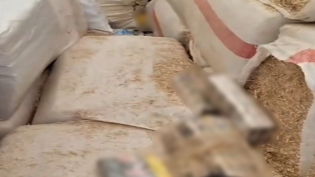 Şanlıurfa'da milyonluk operasyon
Polisin arama yaptığı araçtan 7 buçuk milyonluk sigara ele geçirildi
Tırda saman balyası süsü verilen 75 bin paket gümrük kaçağı sigara ele geçirildi