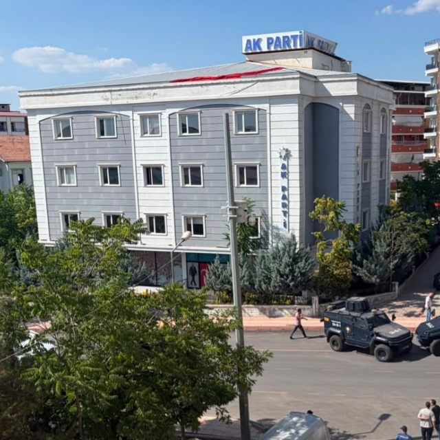 Siirt'te AK Parti il binası önüne bırakılan şüpheli çanta kontrollü patlatı...