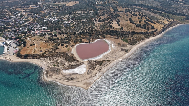 2 bin yıllık antik liman, kalpli pembe göle dönüştü