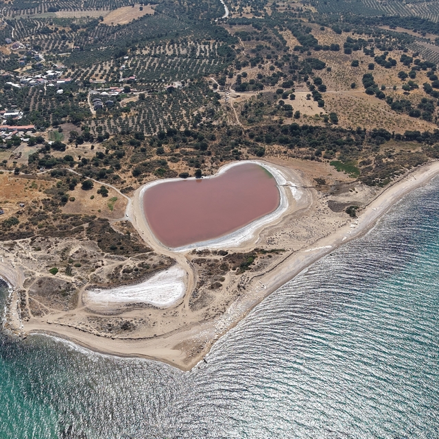 2 bin yıllık antik liman, kalpli pembe göle dönüştü