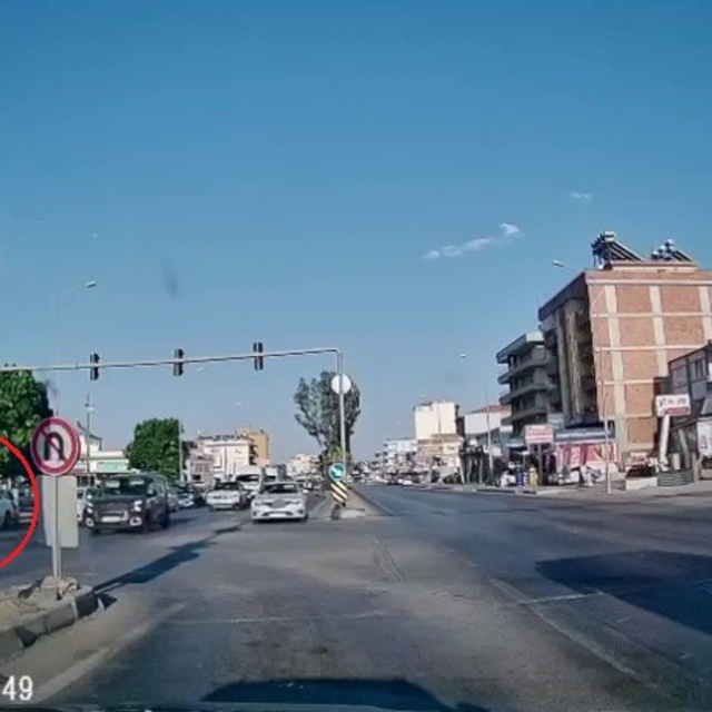 Otomobile çarpan motosiklet sürücüsünün kaskı fırladı, havada takla atıp ye...