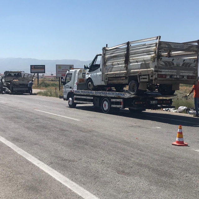 Ereğli'de kamyonetler çarpıştı: 2 yaralı