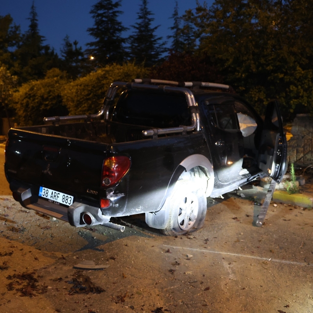 Alkollü ve ehliyetsiz sürücü duvara çarparak durabildi: 1 yaralı