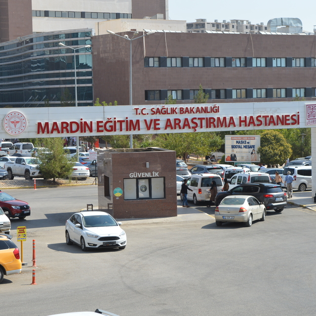 Damda uyuyan kız çocuğu yorgun mermi ile ağır yaralandı