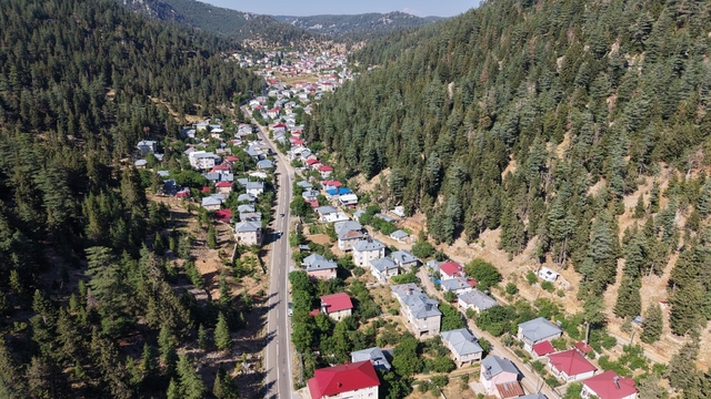 Anamur yaylaları yaz sıcaklarından kaçanların gözdesi oldu
Toroslar'ın zirvesindeki Anamur yaylaları tatilcileri ağırlıyor