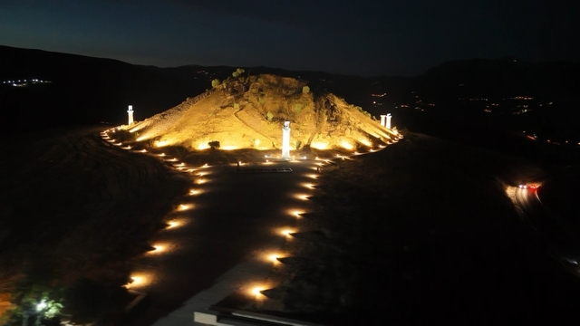 Kraliçeler mezarlığı gece de ziyarete açıldı