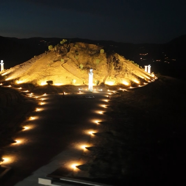 Kraliçeler mezarlığı gece de ziyarete açıldı