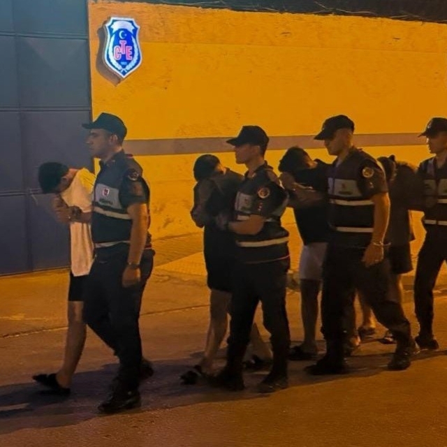 Kızkalesi'nde kimlik göstermek yerine polise karşı gelen 4 şüpheli tutuklan...