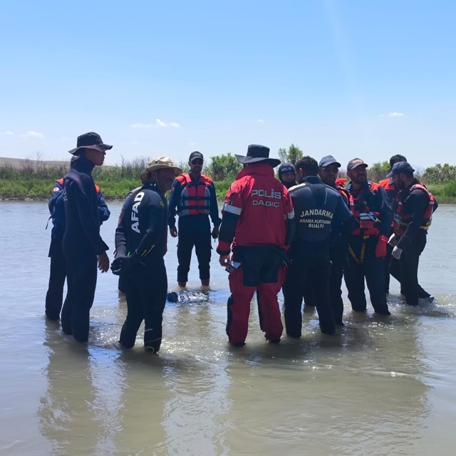 Çaya düşerek kaybolan küçük çocuğun cansız bedenine ulaşıldı