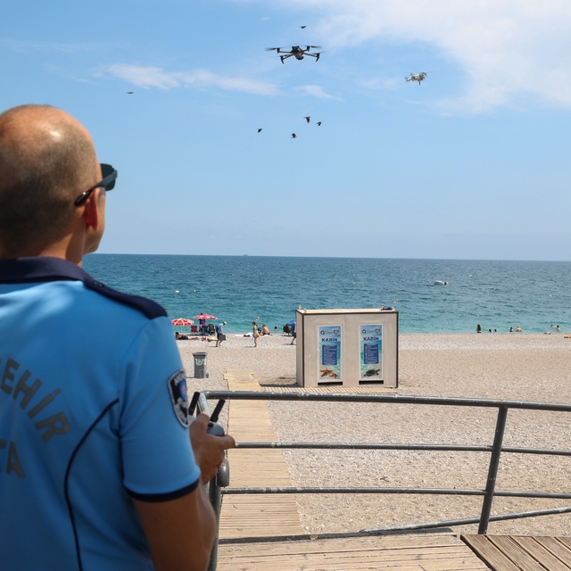 Büyükşehir zabıtası Konyaaltı Sahili'nde dron desteğiyle denetimlerini sürd...