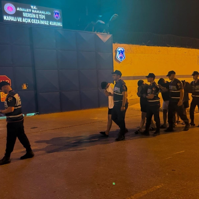 Polis merkezinin camını kıran 4 şüpheli tutuklandı