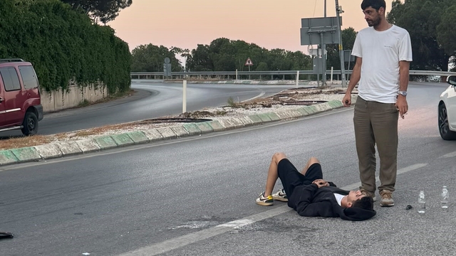 Bursa'da kontrolden çıkan motor yan yattı: 2 yaralı