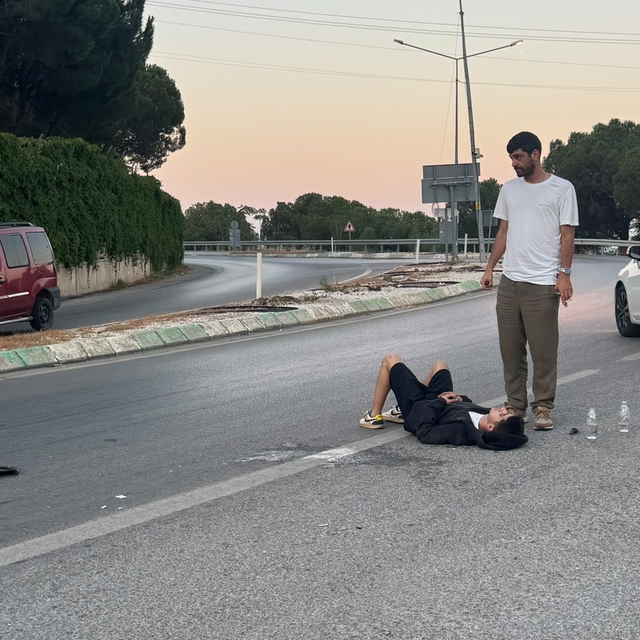 Bursa'da kontrolden çıkan motor yan yattı: 2 yaralı