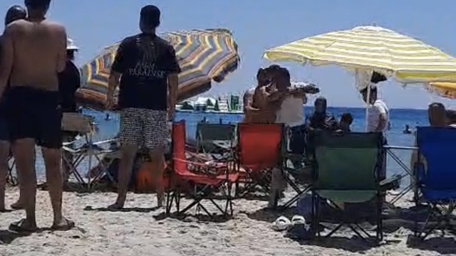 Çeşme'de plajda 'Şemsiyeni açamazsın' kavgası