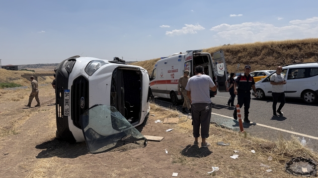 Diyarbakır'da öğrenci servisi ile otomobil çarpıştı: 19 yaralı