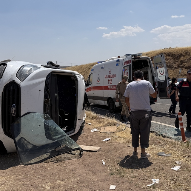 Diyarbakır'da öğrenci servisi ile otomobil çarpıştı: 19 yaralı