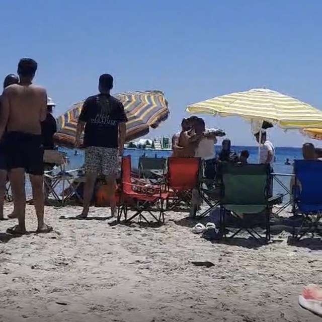 Çeşme'de plajda 'Şemsiyeni açamazsın' kavgası