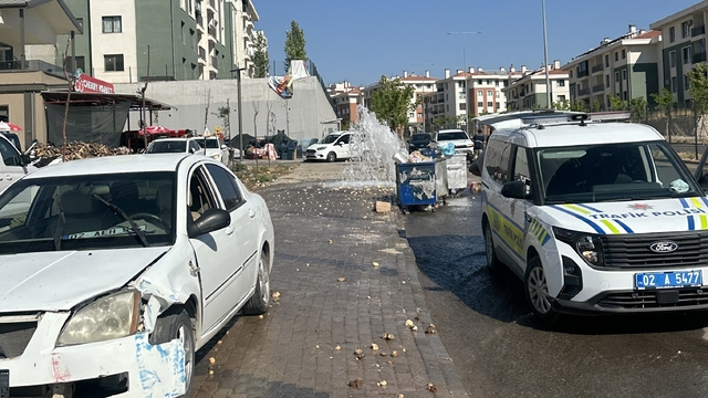 Otomobil yer üstü yangın hidrantını devirip geçti
