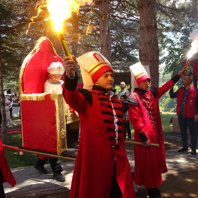 Yozgat'taki sünnet şöleninde 30 çocuk sünnet ettirildi