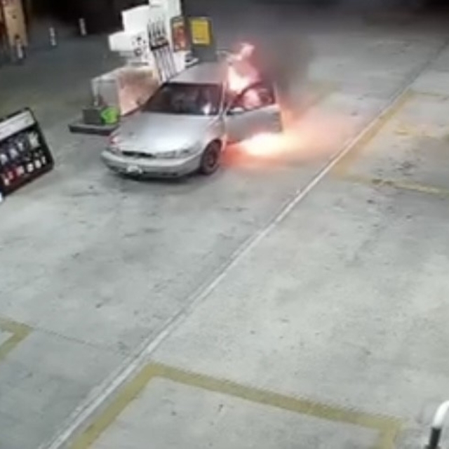 Yakıt almaya geldi, aracı alev topuna döndü
Sürücü ve arkadaşı yanmaktan so...