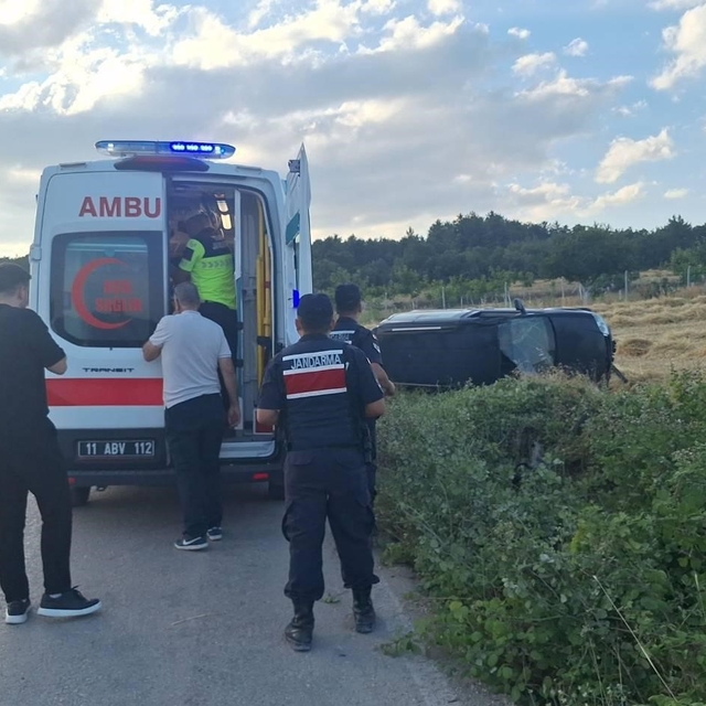 Kamyonet tarlaya devrildi: 1 yaralı