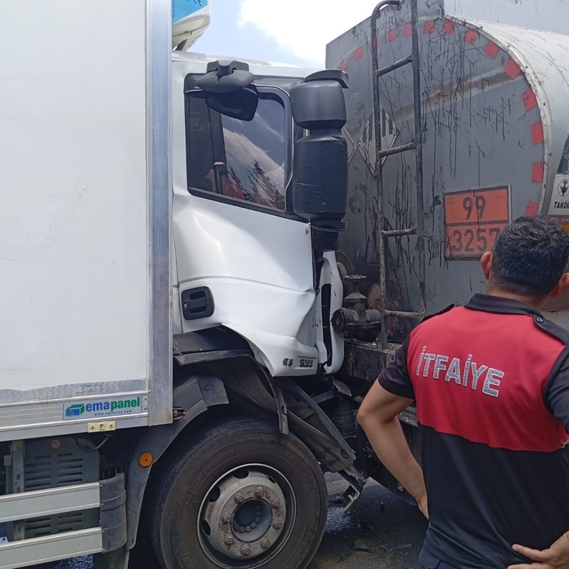 Osmaniye'de tankere arkadan çarpan tırda 2 kişi yaralandı
