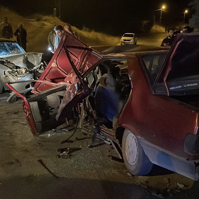Sivas'ta gece saatlerine iki otomobilin çarpıştığı kazada 1 kişi öldü, 5 ki...