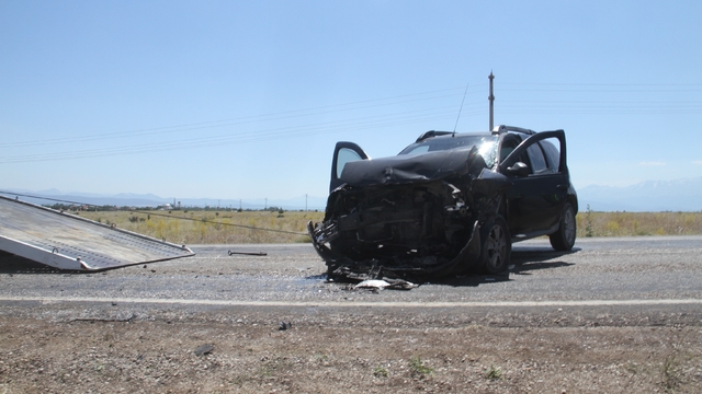 SUV araçlar kafa kafaya çarpıştı: 9 yaralı