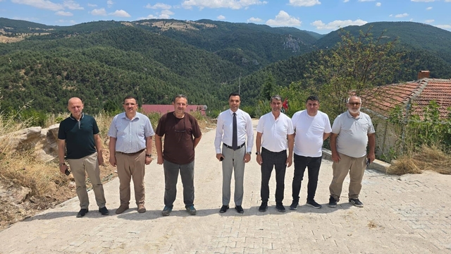 Köylerde parke taşı döşeme çalışmaları sürüyor
