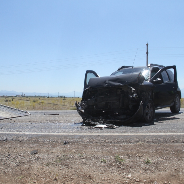 SUV araçlar kafa kafaya çarpıştı: 9 yaralı